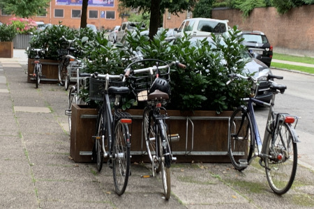 Plantekasse_med_cykelstativ_450x300