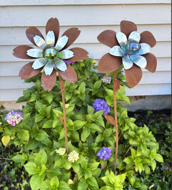 Blomst i jern og zink med blå glaskugle