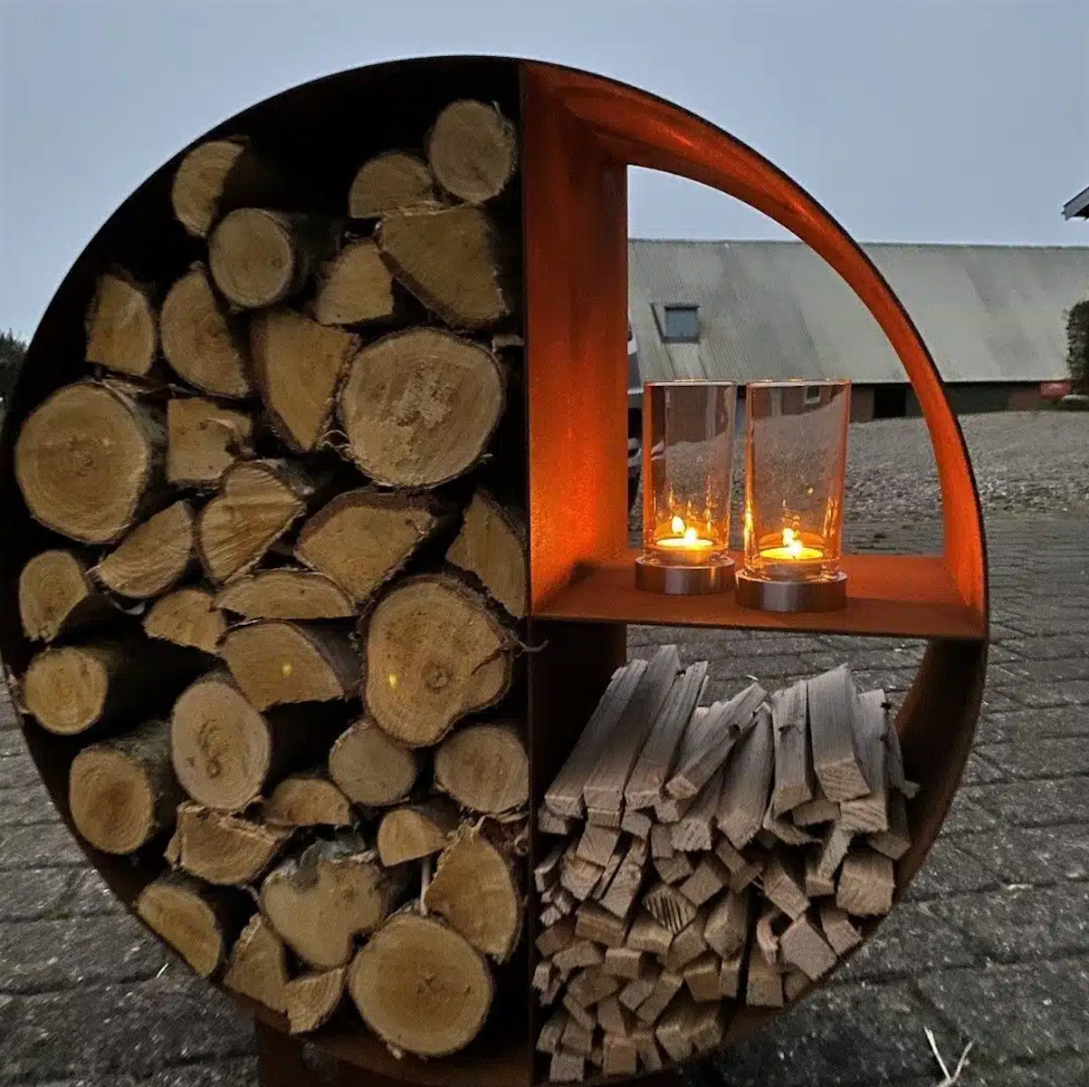 Fritstående brændeopbevaring med skillerum, cortenstål-Ø95