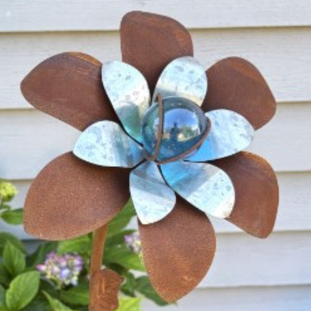 Blomst i jern og zink med blå glaskugle